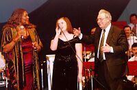 Дэниз Перье, Полина Свиридова и Аркадий Ратнер на сцене БКЗ Томск, 2003 г.